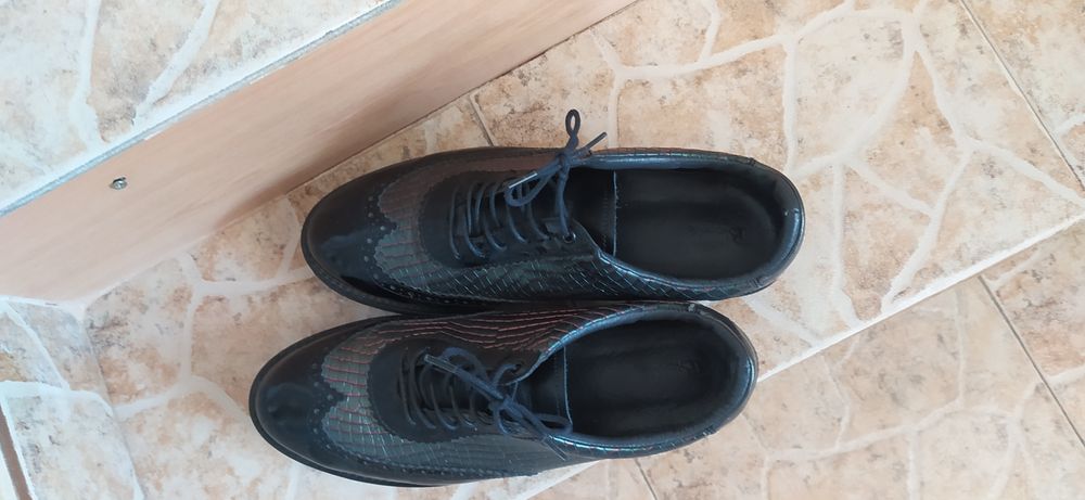 Различни стилни обувки