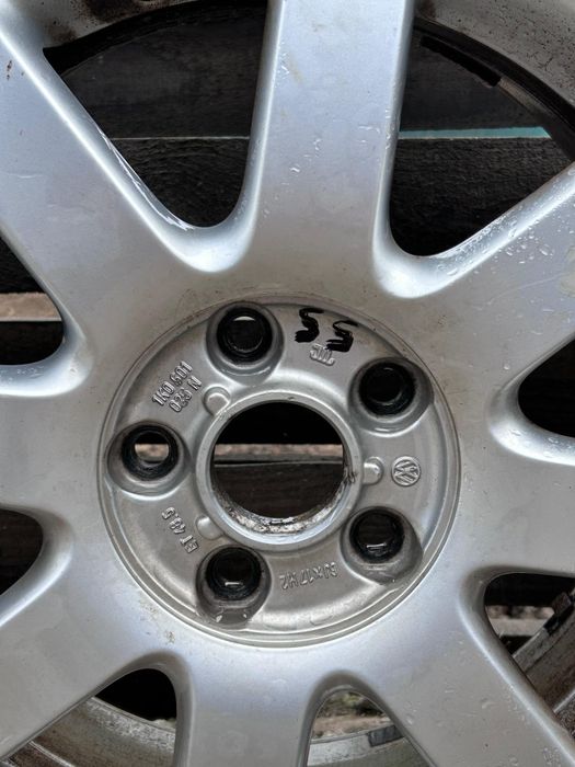 Vând genți cu anvelope second-hand de vw Touran