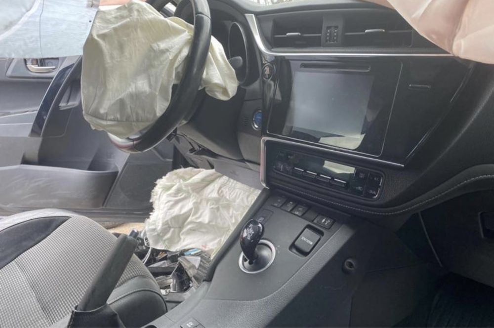 Toyota Auris hybrid на части