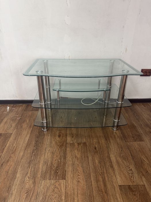 Продам шторы б/у и стекляный столик