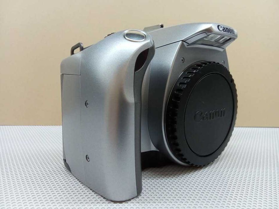 Продавам фотоапарат тяло Canon 300v