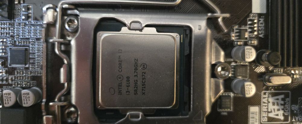 Vând placa de baza GIGABYTE GA-H110M-S2V, processor i3-6100, RAM DDR4 4GB