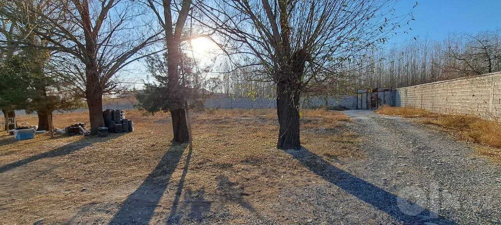 1 gektarlik yer maydoni va 1000 m.kv lik omborxona srochna sotiladi!!!