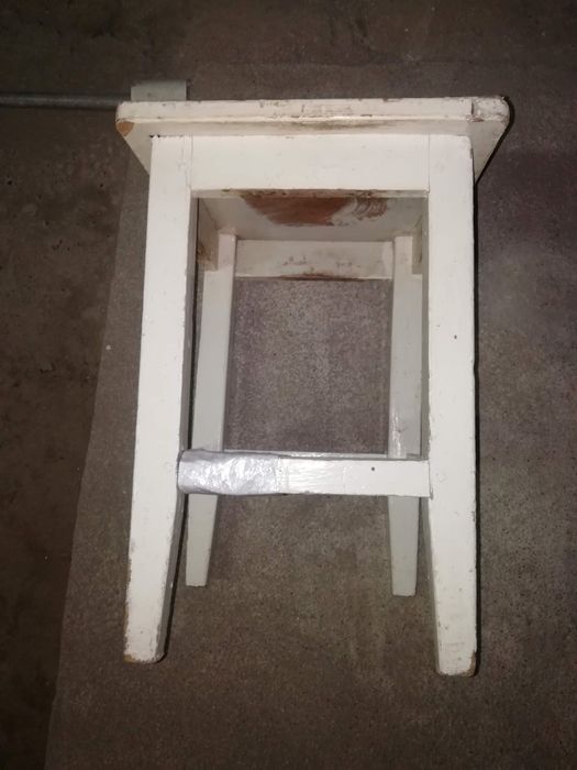 Стул белый деревянный