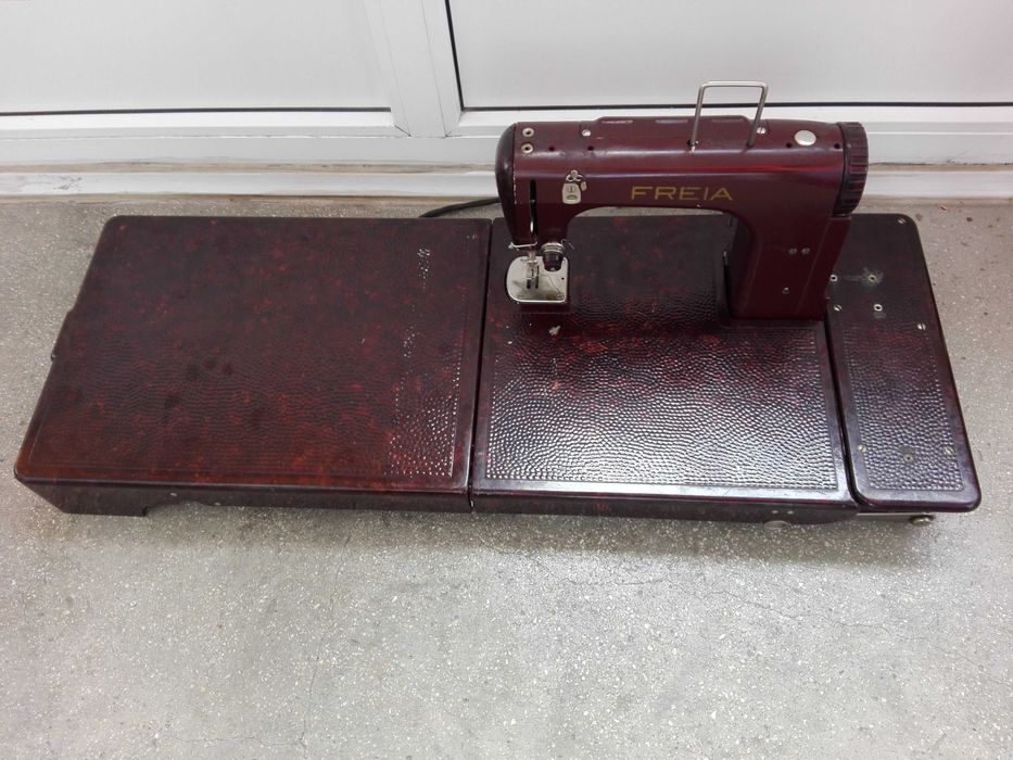 Masina de cusut portabila Freia vintage 1948