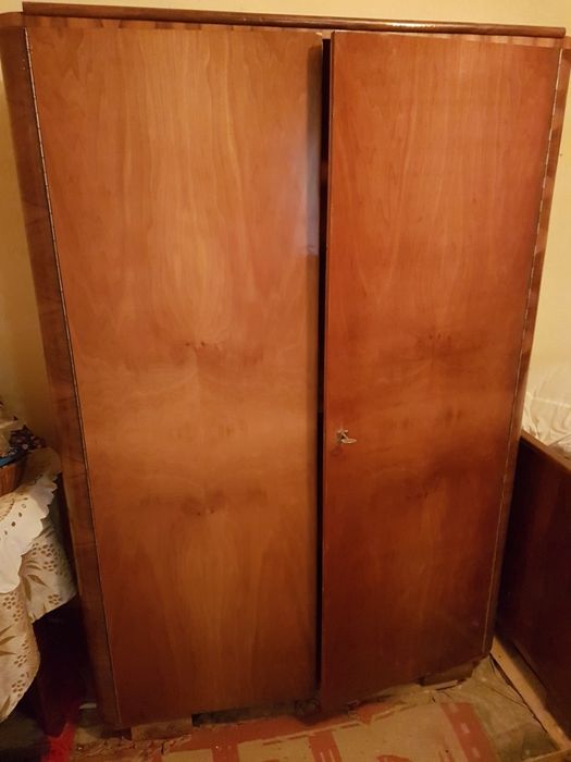 Vând mobila dormitor furnir de nuc