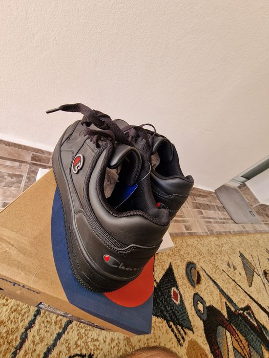 Vand pantofi sport marimea 42