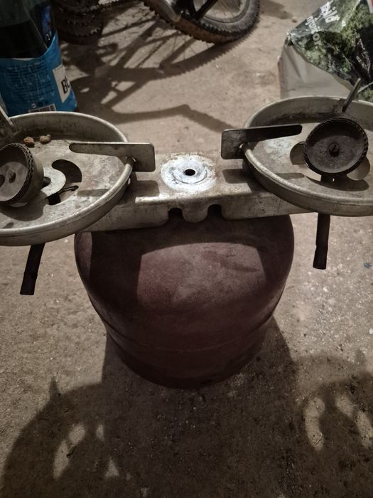 Vând butelie de voiaj cu doua arzătoare.