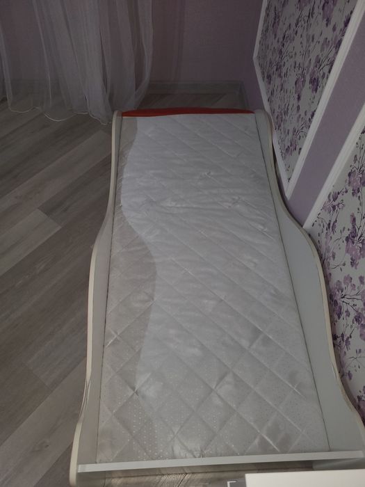 Кровать-машинка детская