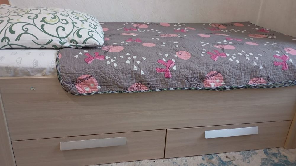 Кровать срочна продаю.