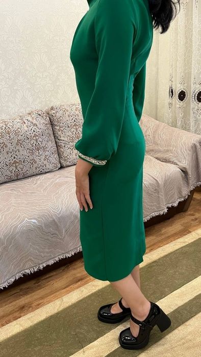 Изумрудное вечернее платье из крепа