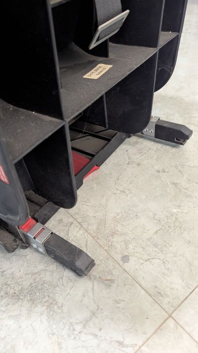 Продам автокресло FERRARI