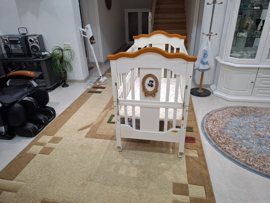 Детская кровать в отличном состоянии, зделано из обработанное дереводе