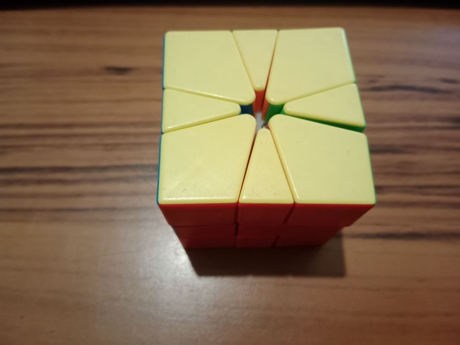 Кубик Рубик скьюб