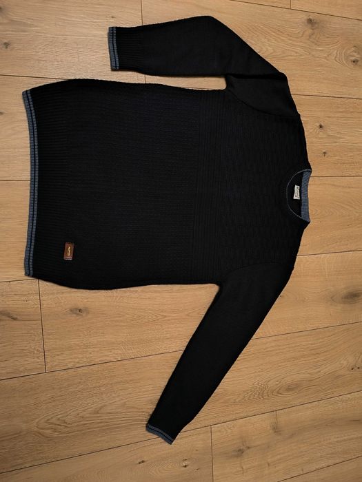 Отличен тъмносин пуловер за момче, размер 152.