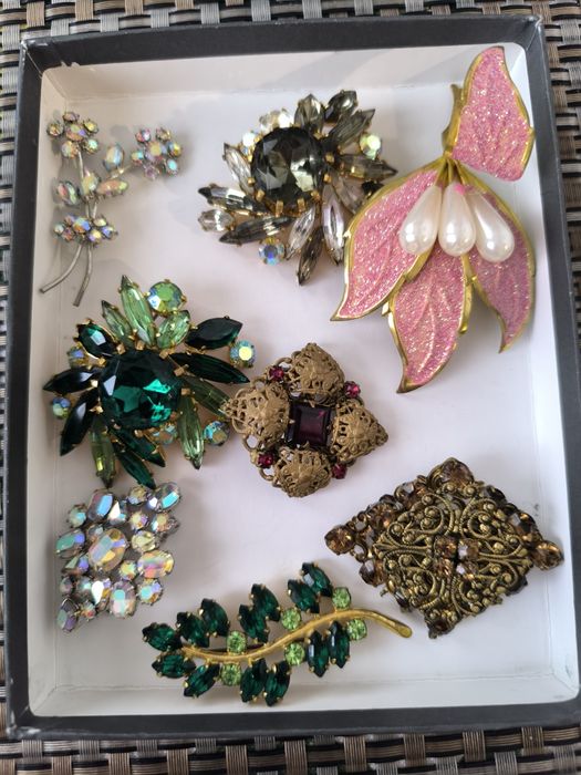 Брошь СССР,бусы.