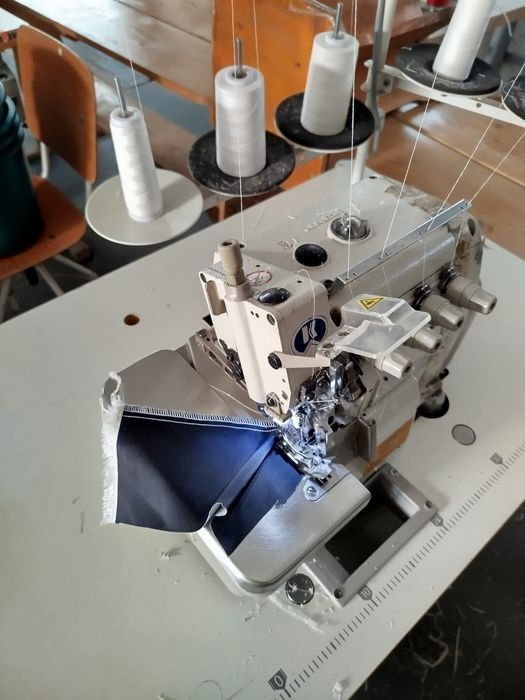 Vând mașini de cusut ,masa calcat ,generator aburi ,curis croit