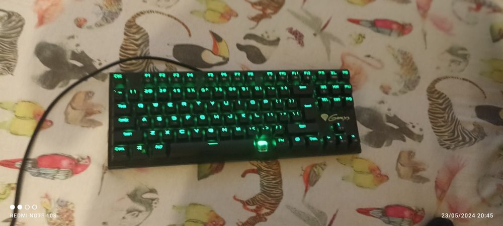 компютър DELL и клавиатура и мишка и микрофон и камера