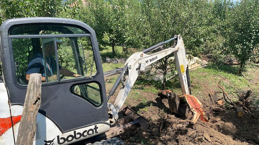 Execut lucrari cu mini excavator