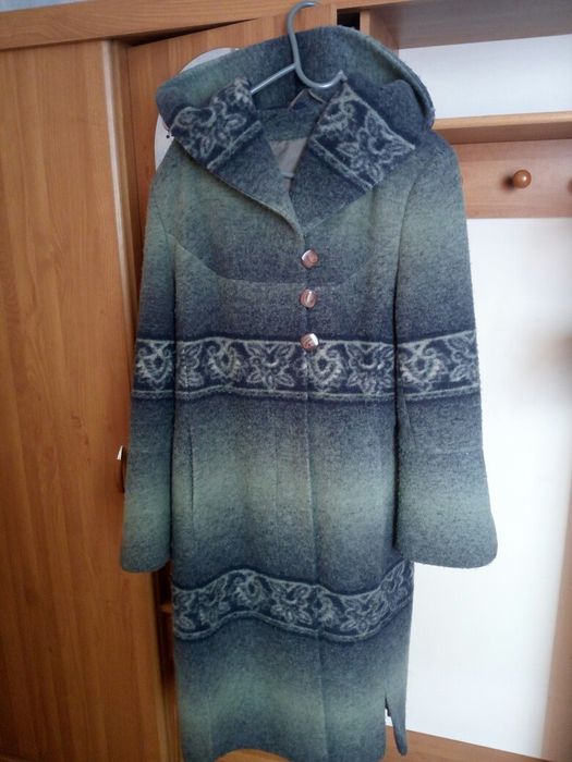 Демисезонное женское пальто.