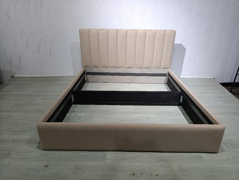 Кровать с мягким изголовьем