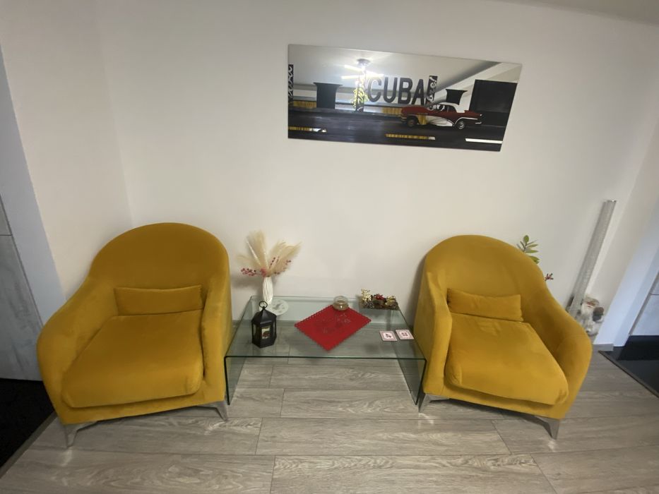 Vand canapea extensibila , stare buna fara  defecte cu fotolii