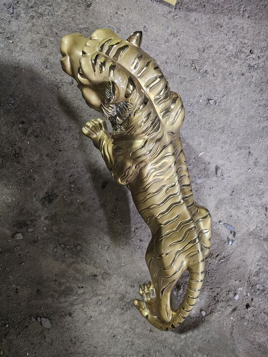 Срочно продам статуэтка тигр Позолочный цвет в идеальном состоянии