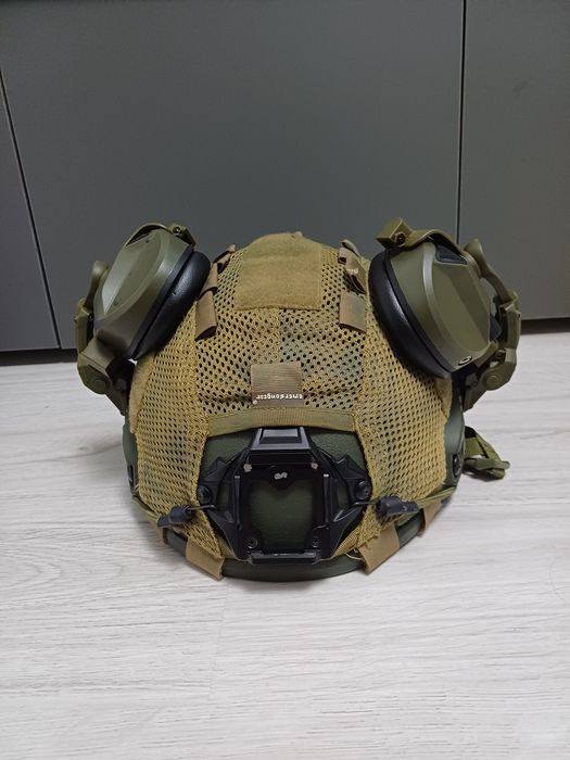 Cască tactică cu antifoane