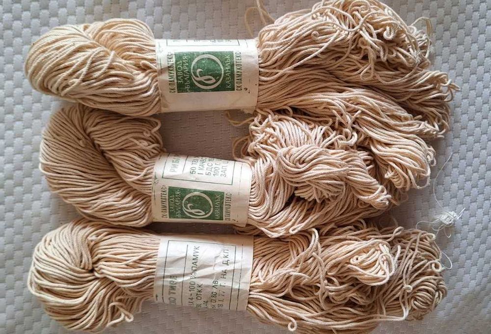 Памучна прежда за плетене на една кука и други.