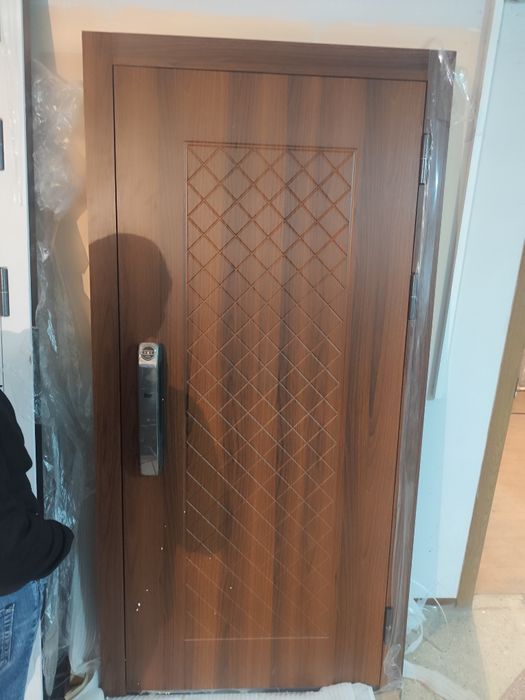 Дверь входная новая