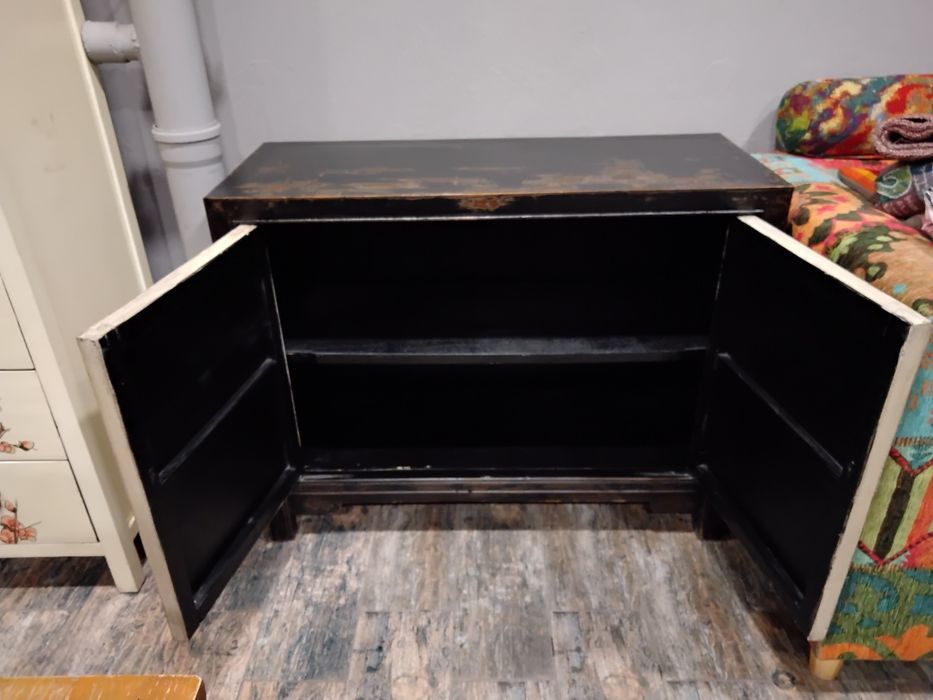 Тумба с белыми дверями