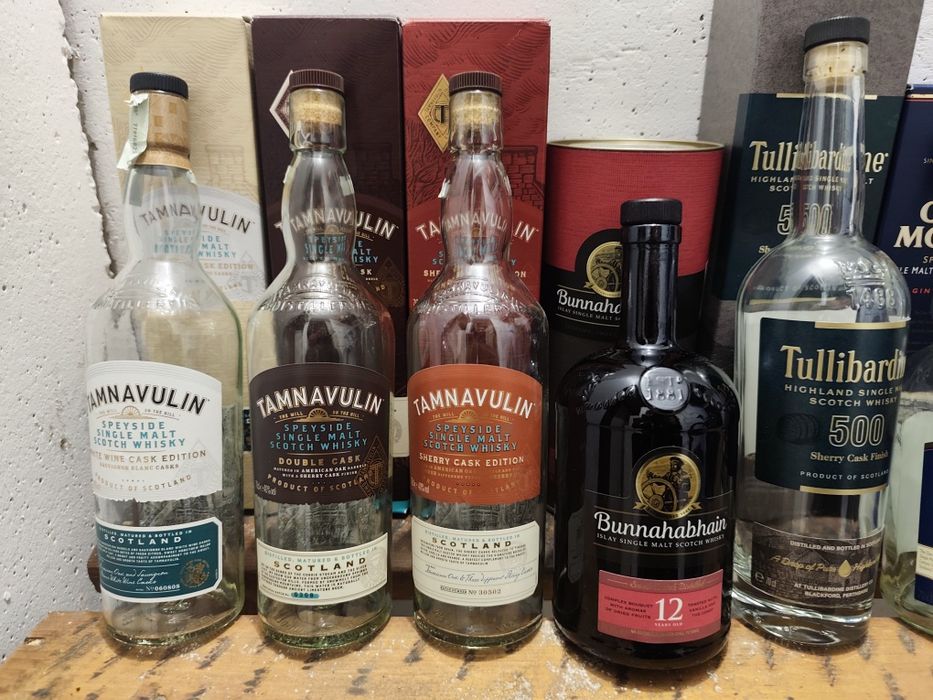 Празни бутилки от малцово уиски с кутия