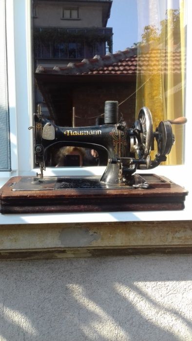 Продавам много стара ръчна шевна машина " НАУМАН "
