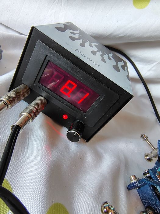 Aparat de tatuat cu pedală și sursa de alimentare