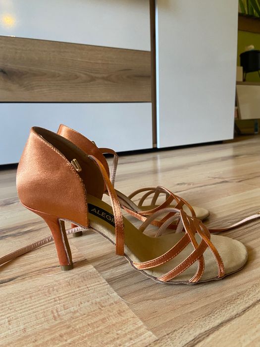 Обувки за спортни танци