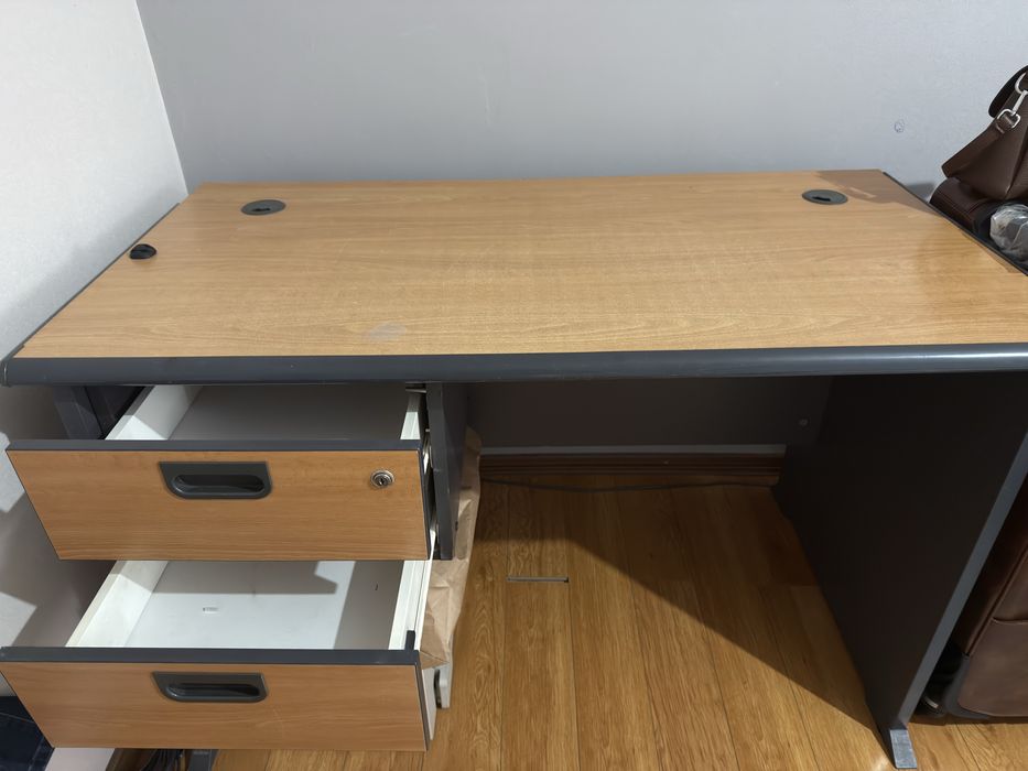 Срочно продам стол