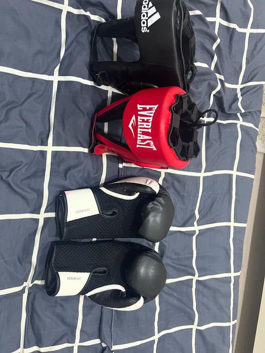 Боксерские шлемы и перчатки