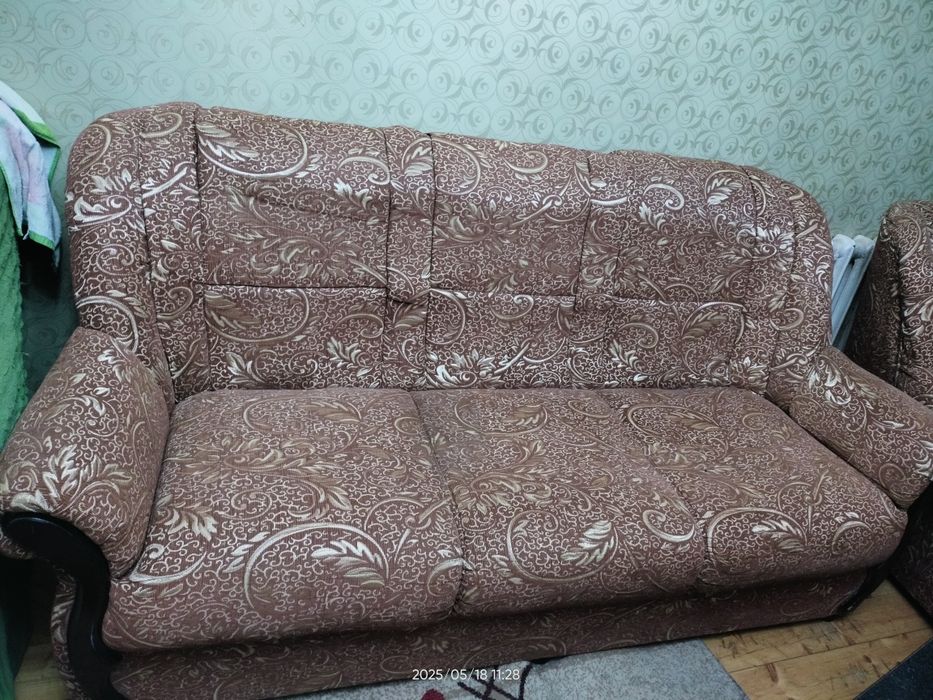Продается мягкая мебель - диван и кресла.
