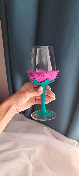 Чаша за вино ,ръчно декорирана с полимерна глина.