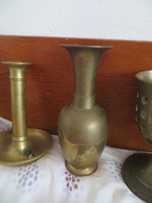 Медни и бронзови свещници и съдове