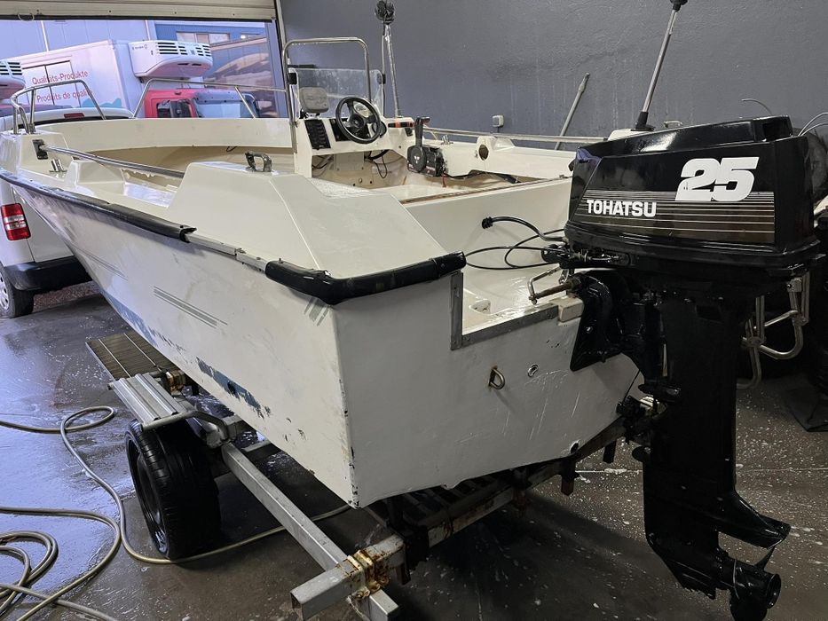 Лодка с мотор и колесар