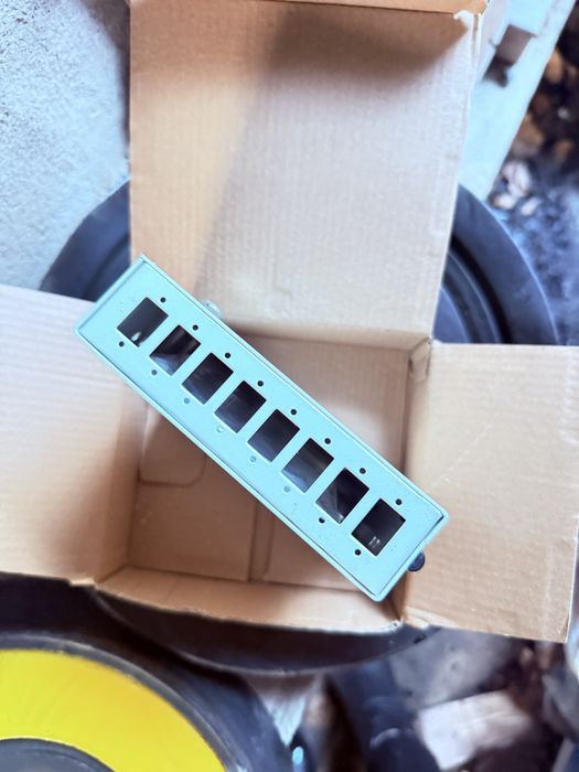 Настенный оптический мини-бокс.