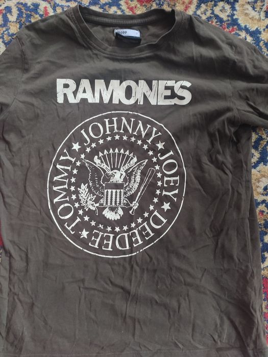 Продавам тениски