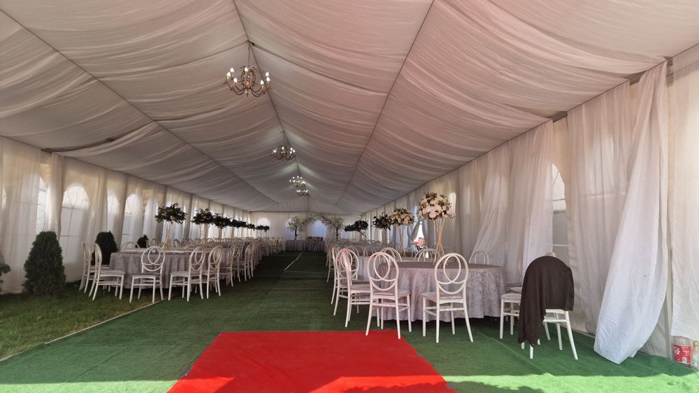 Cort pentru evenimente de vânzare cu toată logistica necesară