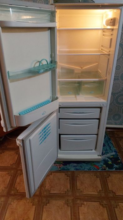 Продам Холодильник двухкамерный