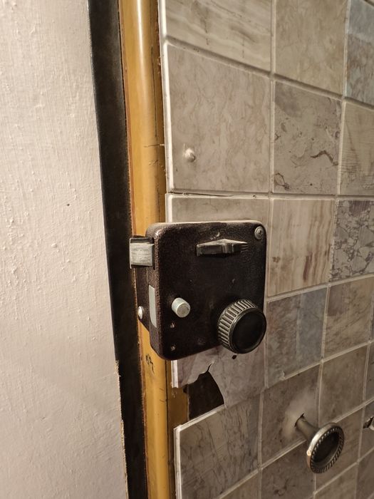 Железная дверь с коробкой