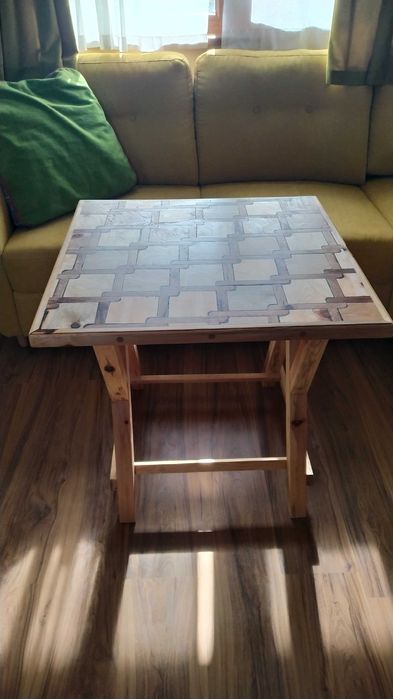 Малка маса – ръчна авторска изработка – бук/бор