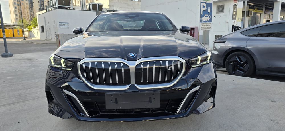 BMW i5 eDrive35L M packed