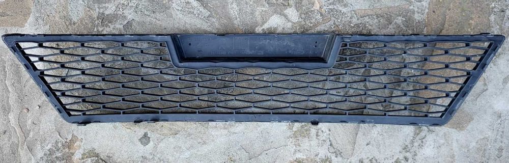 Grila Centrala Inferioara Ornament Spoiler Bara Fata S Leon 1P0853667C