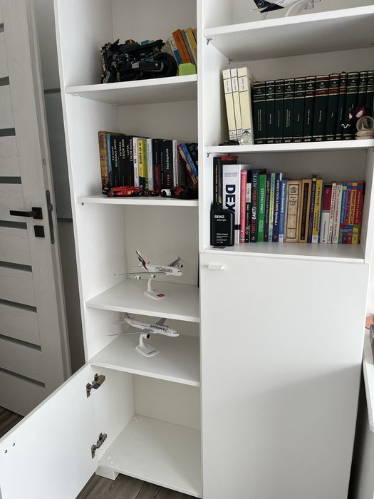Vand etajera inalta cu 2 sertare, 7 nise  - moderna si practica.